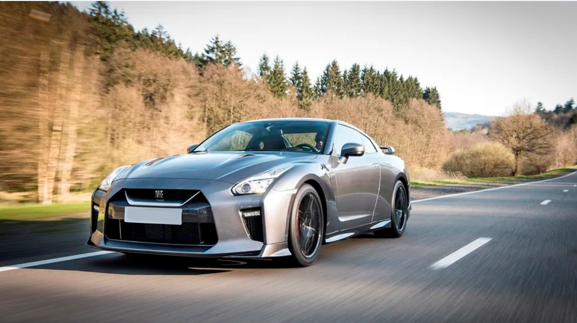 Nissan GT-R cinza em movimento por uma estrada